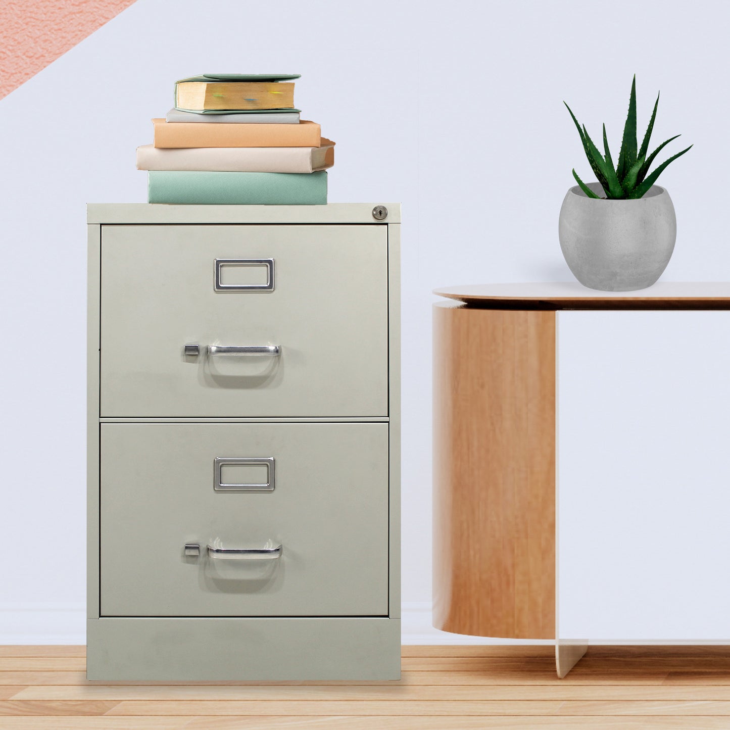 Archivero metálico gris de dos cajones ambientado al lado de una credenza